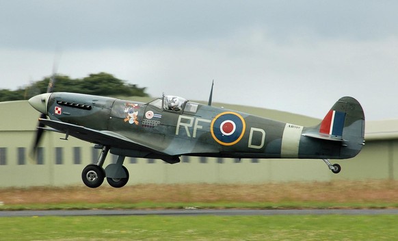 Eine restaurierte Spitfire bei einem Gedenkflug. Das Flugzeug trägt Jan Zumbach’s Insignien.
https://en.wikipedia.org/wiki/Jan_Zumbach#/media/File:Spitfire_mark5b_ab910_of_the_bbmf_arp.jpg