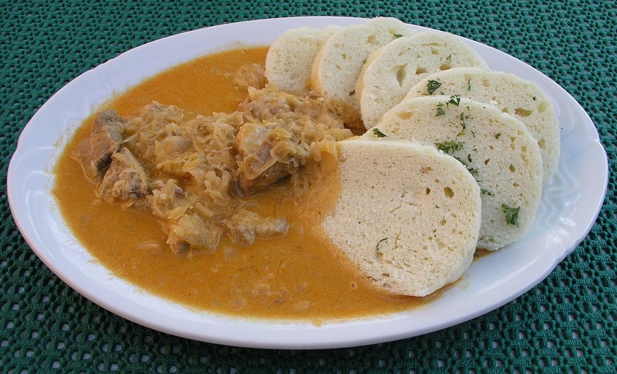 „Segedínský guláš“ von Nillerdk - Own photo of dish as served in Restaurace Gurmán, Dolní Poustevna, Czech Republic. Lizenziert unter CC BY 3.0 über Wikimedia Commons - Szegediner Gulasch mit böhmisch ...