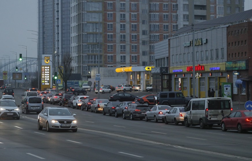 epa09780271 Cars line up at a gas station in Kiev, Ukraine, 24 February 2022. Russian troops entered Ukraine while the country's President Volodymyr Zelensky addressed the nation to announce the ...