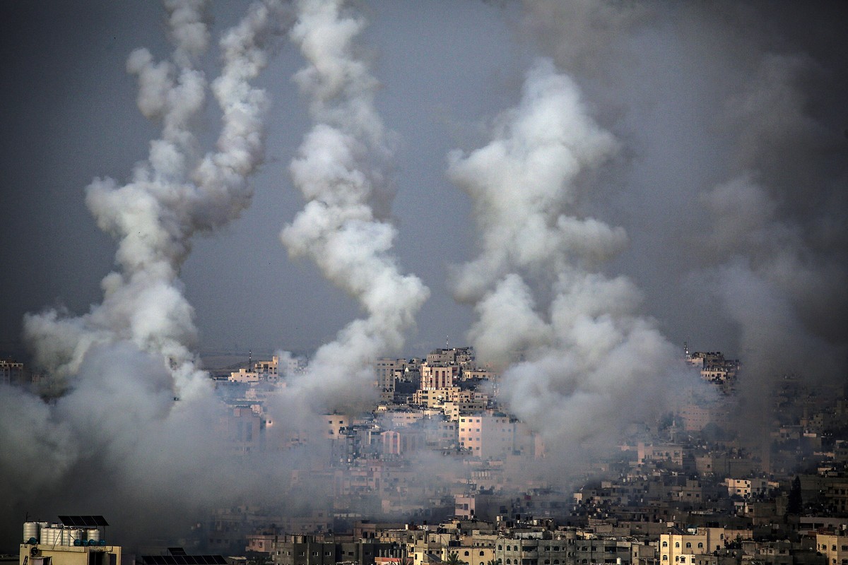 epaselect epa09189956 Rockets fired from Gaza fly towards Israel, in Gaza City, 10 May 2021. Sirens went off on 10 May in Jerusalem after rockets were fired from the Gaza strip. According to the Israe ...