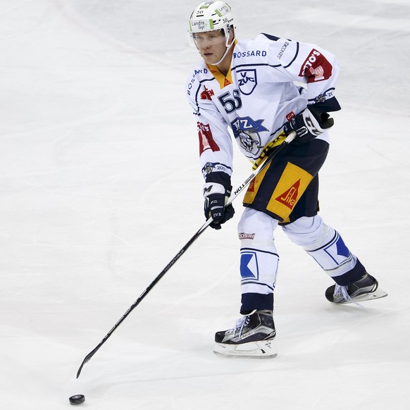 ZUM EISHOCKEY PLAYOFF-VIERTELFINAL ZWISCHEN DEM EV ZUG UND SERVETTE GENEVE HC STELLEN WIR IHNEN FOLGENDES BILDMATERIAL ZUR VERFUEGUNG  Zug&#039;s defender Timo Helbling drives the puck, during the ga ...