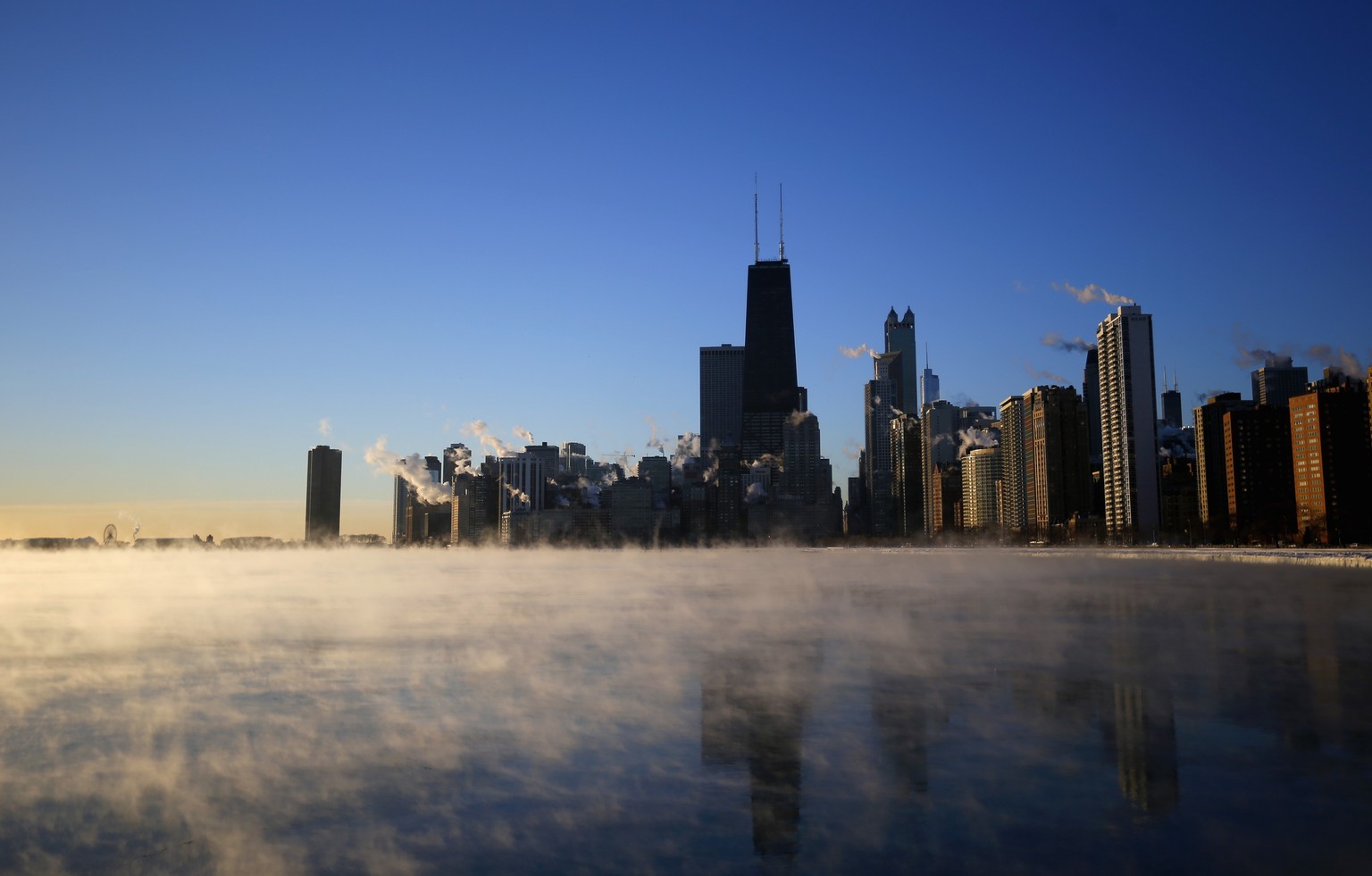 Die Skyline von Chicago, mit eisigem Nebel über dem Lake Michigan.