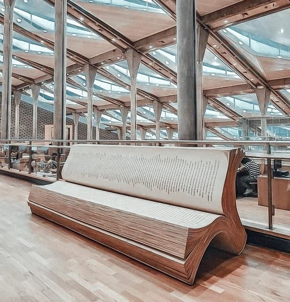 Eine Bank in der Bibliothek von Alexandria, Ägypten.