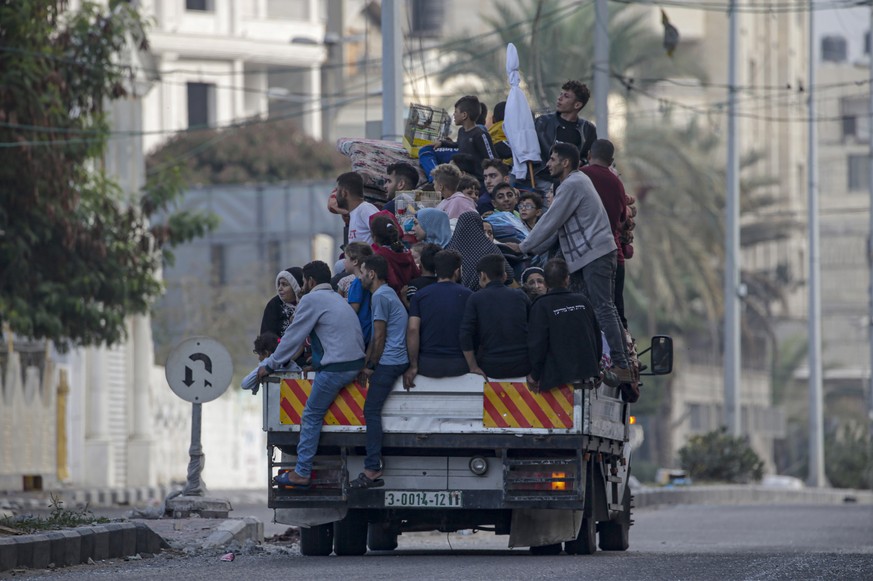 epaselect epa10954338 Residents evacuate from Gaza City and the northern Gaza Strip, in Gaza, November 2, 2023. More than 8,500 Palestinians and at least 1,400 Israelis have been killed, according to…