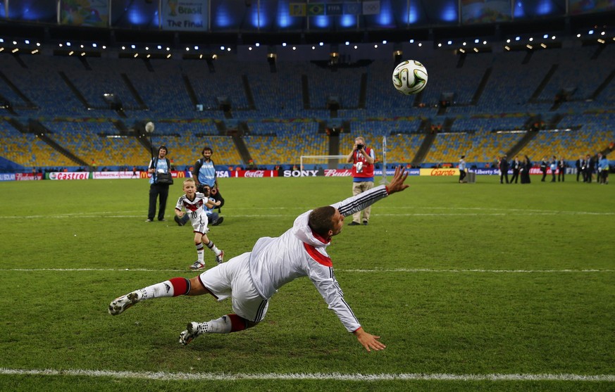Da streckt sich Papa vergeblich: Louis schiesst nach dem Final im leeren Maracanã ein Tor gegen Lukas Podolski.