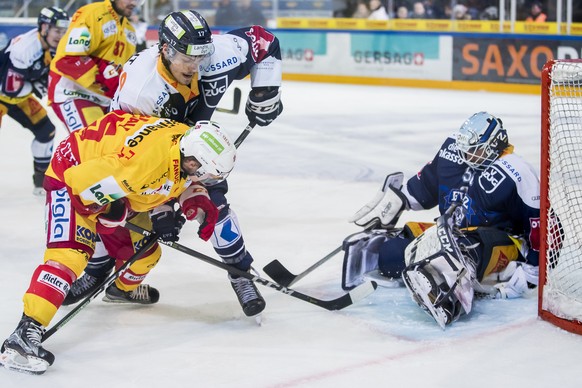 Zugs Thomas Thiry, hinten, im Spiel gegen Biels Toni Rajala, links, vor Zugs Torhueter Tobias Stephan, rechts, waehrend dem Eishockey-Meisterschaftsspiel der National League zwischen dem EV Zug und de ...