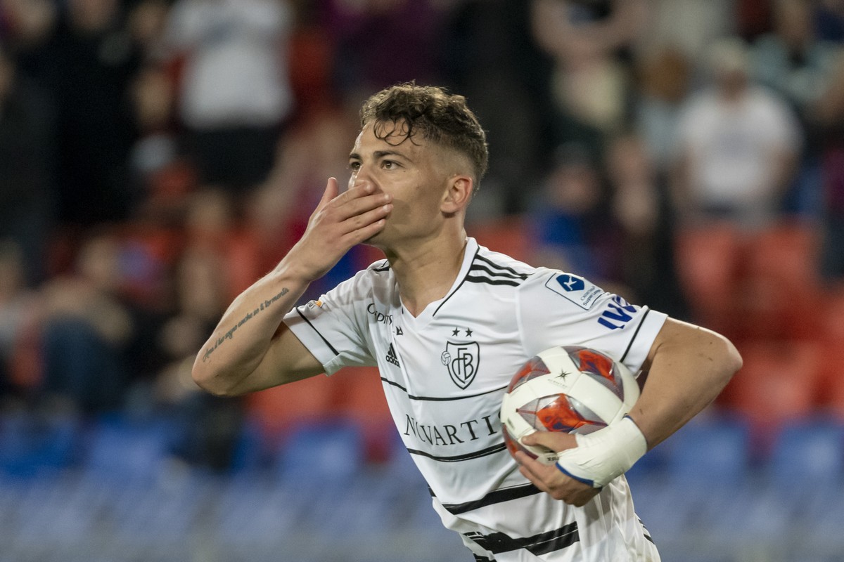 Basels Sebastiano Esposito jubelt nach seinem 1:1 Ausgleich im Fussball Meisterschaftsspiel der Super League zwischen dem FC Basel 1893 und dem Grasshopper Club Zuerich im Stadion St. Jakob-Park in Ba ...
