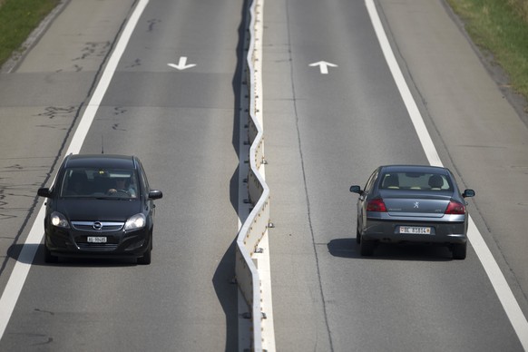 Die im letzten Jahr aus sicherheitsgruenden erstellten Mittelleitblanken auf der Autostrasse A8 zwischen Alpnach und Sarnen verformen sich durch die steigenden Temperaturen, aufgenommen am Dienstag, 7 ...