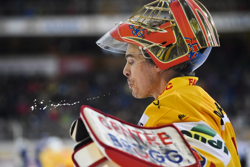 Biel&#039;s goalkeeper Jonas Hiller beim Eishockey-Qualifikationsspiel der National League zwischen dem HC Davos und dem EHC Biel, am Sonntag, 5. Januar 2020, im Eisstadion in Davos. (KEYSTONE/Gian Eh ...