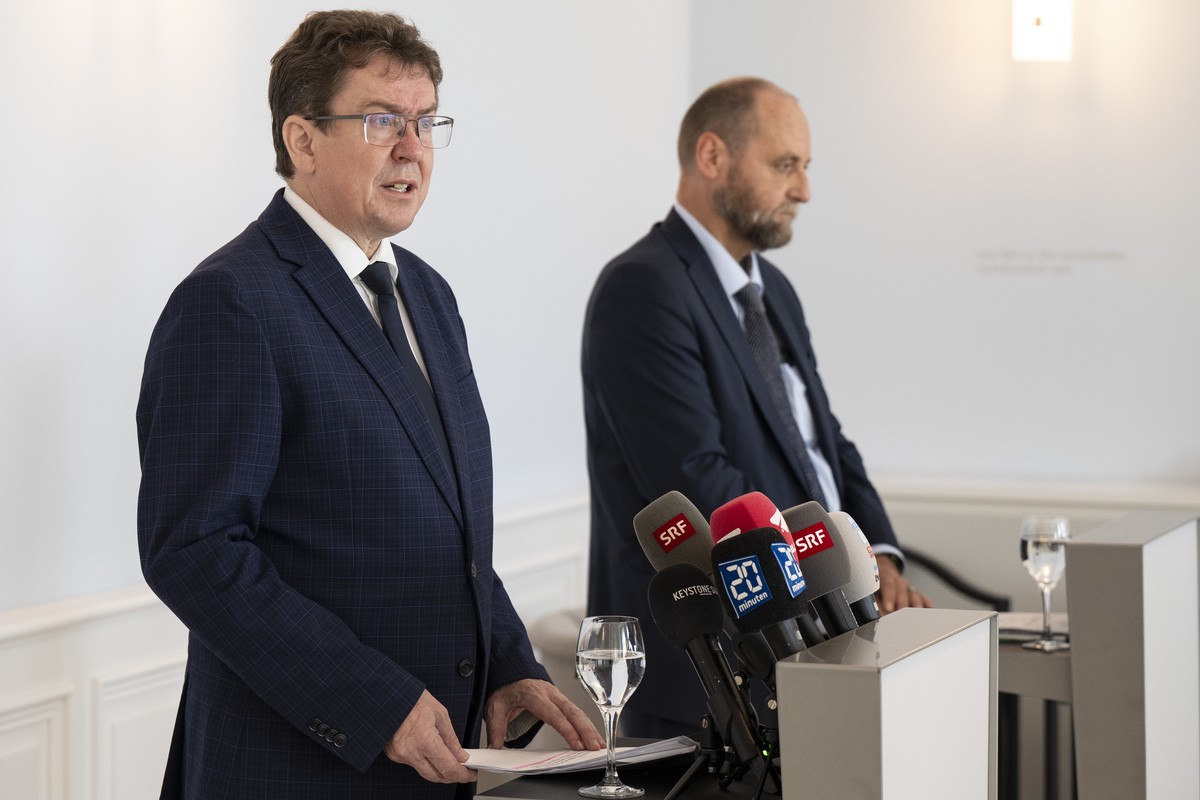 Bundesrat Albert Roesti, links, und Juerg Roethlisberger, Direktor Bundesamt fuer Strassen, Astra, sprechen an einem Point de Presse ueber die Situation der gesperrten Nationalstrasse A13, am Dienstag ...