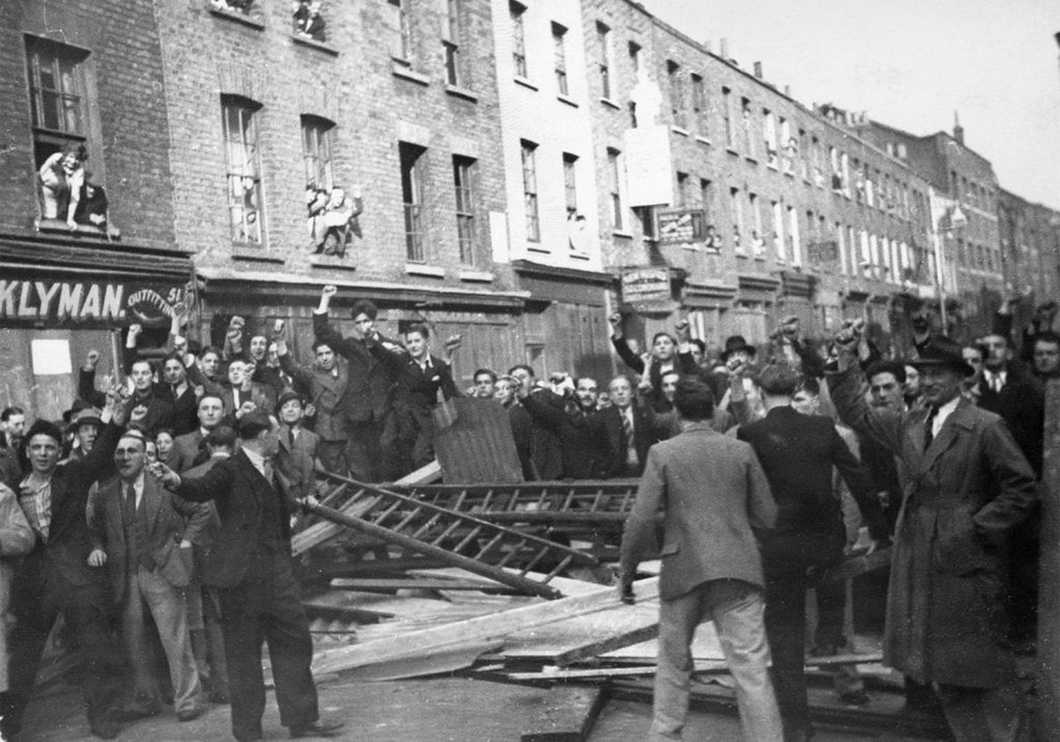 Die als «Battle of Cable Street» in die Geschichte eingegangene Konfrontation zwischen Faschisten und Barrikaden errichtenden Gegendemonstranten im Londoner Eastend am 4. Oktober 1936.