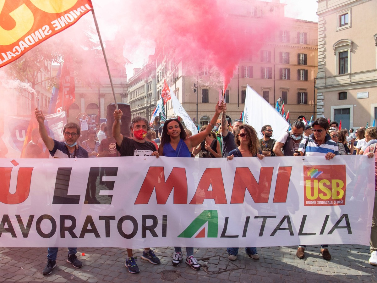 epa09459260 Alitalia workers take part in a protest against the plan of the NewCo, which provides for the recruitment of only 2,800 people against the 10,500 workers of the old company, in Rome, Italy ...