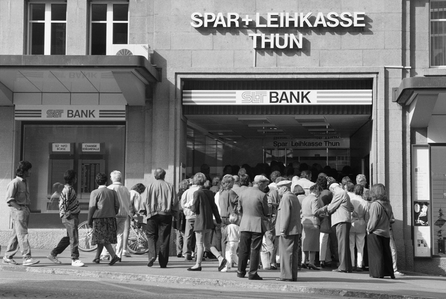 Andrang der Sparer vor der konkursiten Spar- und Leihkasse Thun.