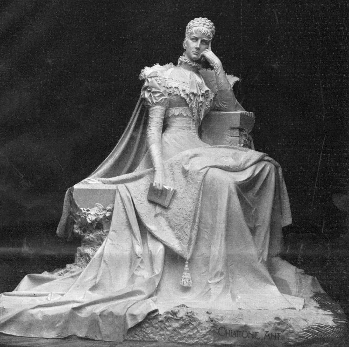 Chiattones Sisi-Denkmal von 1902: Es steht noch heute im Rosenpark von Montreux-Territet.
https://commons.wikimedia.org/wiki/File:Denkmal_der_Kaiserin_Elisabeth_von_%C3%96sterreich_in_Montreux.jpg