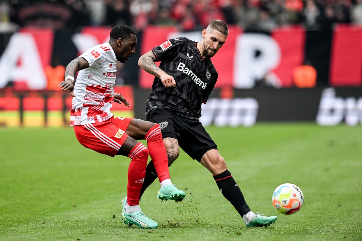 epa10598399 Union?s Jerome Roussillon (L) in action against Leverkusen's Robert Andrich during the German Bundesliga soccer match between Union Berlin and Bayer 04 Leverkusen in Berlin, Germany,  ...