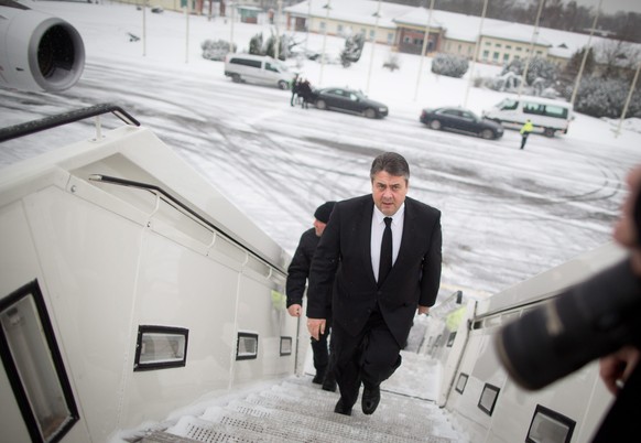 epa05089733 German Econonmics Minister Sigmar Gabriel boards a Governmental plane of the German Air Force on the military tarmac at Tegel Airport in Berlin, Germany, 06 January 2016. Gabriel will travel with an Economics delegation to Cuba. EPA/KAY NIETFELD