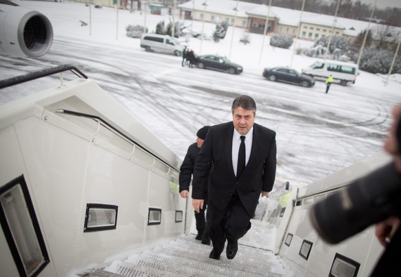 epa05089733 German Econonmics Minister Sigmar Gabriel boards a Governmental plane of the German Air Force on the military tarmac at Tegel Airport in Berlin, Germany, 06 January 2016. Gabriel will trav ...