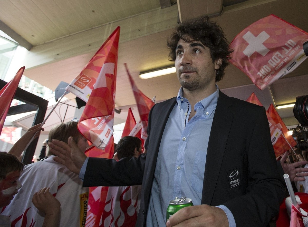 Spieler Andres Ambuehl anlaesslich der Ankunft der Schweizer Eishockey Nationalmannschaft am Montag, 20. Mai 2013 auf dem Flughafen in Zuerich Kloten. (KEYSTONE/Patrick B. Kraemer)