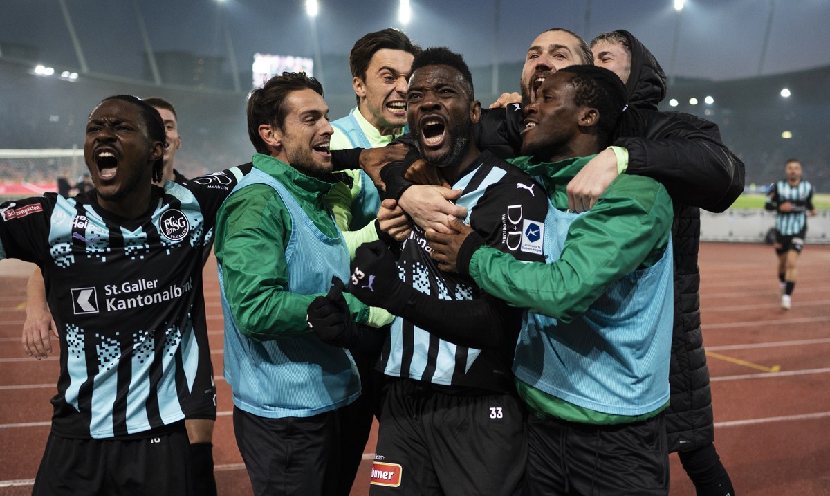 Jean-Pierre Nsame (SG) (Mitte) jubelt nach seinem 1:2 Tor im Fussball Meisterschaftsspiel der Super League zwischen Zuerich, FCZ, und FC St.Gallen 1879, SG, im Letzigrund, am Sonntag, 9 Februar 2025 i ...