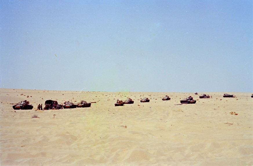 Verlassene ägyptische Panzer vor dem Mitla-Pass.