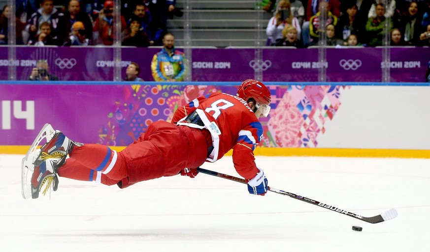 epa04085993 Alexander Ovechkin of Russia dives for the puck during the Men&#039;s Play-offs Qualification match between Russia and Norway at the Bolshoy Ice Dome in the Ice Hockey tournament at the So ...