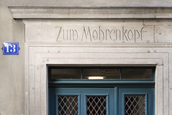 ARCHIV -- Ueber dem Eingang des Hauses am Neumarkt 13 in Zuerich steht die Inschrift &quot;Zum Mohrenkopf&quot;, fotografiert am 14. April 2021 in Zuerich. Der Zuercher und der Stadtzuercher Heimatsch ...