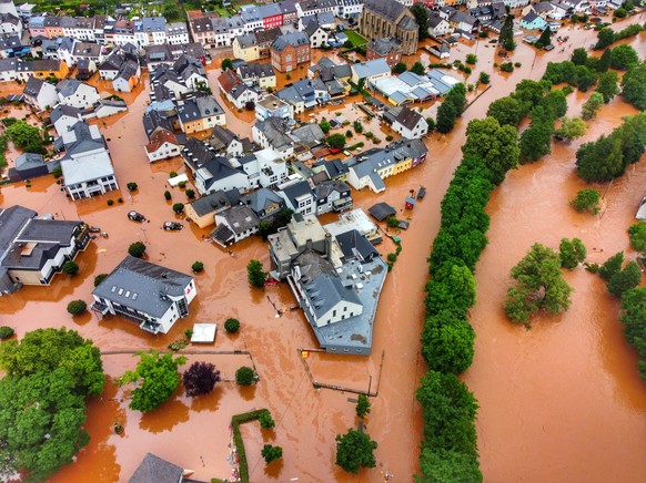 15.07.2021, Rheinland-Pfalz, Kordel: Der Ort ist vom Hochwasser der Kyll