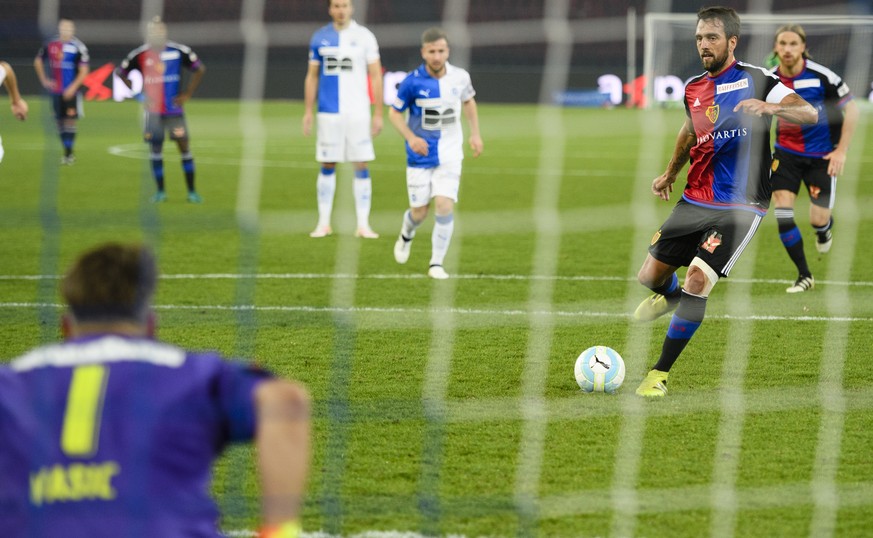 Der Basler Matias Delgado erzielt per Penalty das 2:0, beim Fussballspiel der Super League Grasshopper Club Zuerich gegen den FC Basel im Stadion Letzigrund in Zuerich am Samstag, 29. Oktober 2016. (K ...