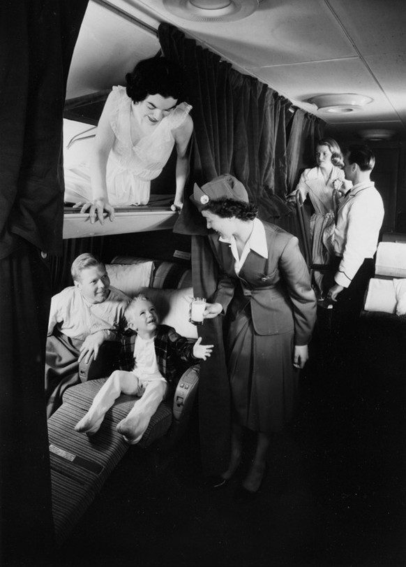 Betten in der Boeing 377, die auch über eine Bar für ca. 8 Personen im Unterdeck verfügte.
