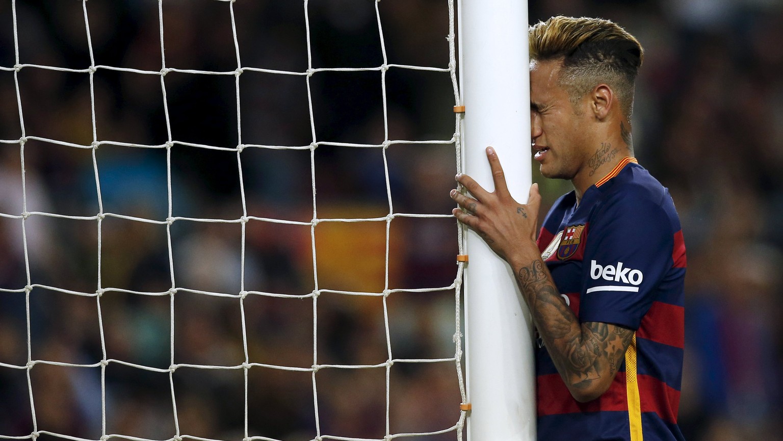 Sucht Neymar Trost beim Pfosten?