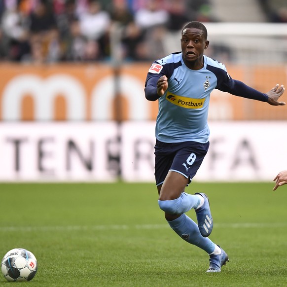 epa08259187 Moenchengladbach&#039;s Denis Zakaria (L) and Augsburg&#039;s Philipp Max vie for the ball during the German Bundesliga soccer match between FC Augsburg and Borussia Moenchengladbach in Au ...