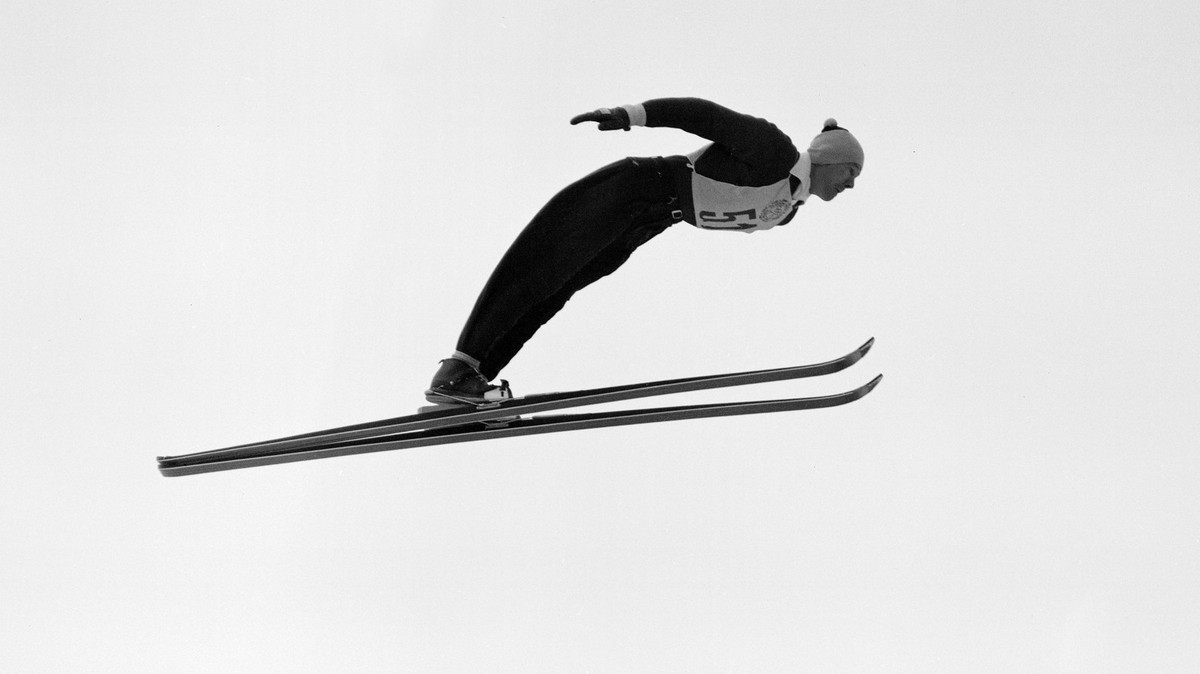 Andreas Daescher, ski jumper, in February 1956 in Cortina d'Ampezzo in action at the Olympic Winter Games. (KEYSTONE/PHOTOPRESS-ARCHIV/Str)

Andreas Daescher, Skispringer, im Februar 1956 in Cort ...