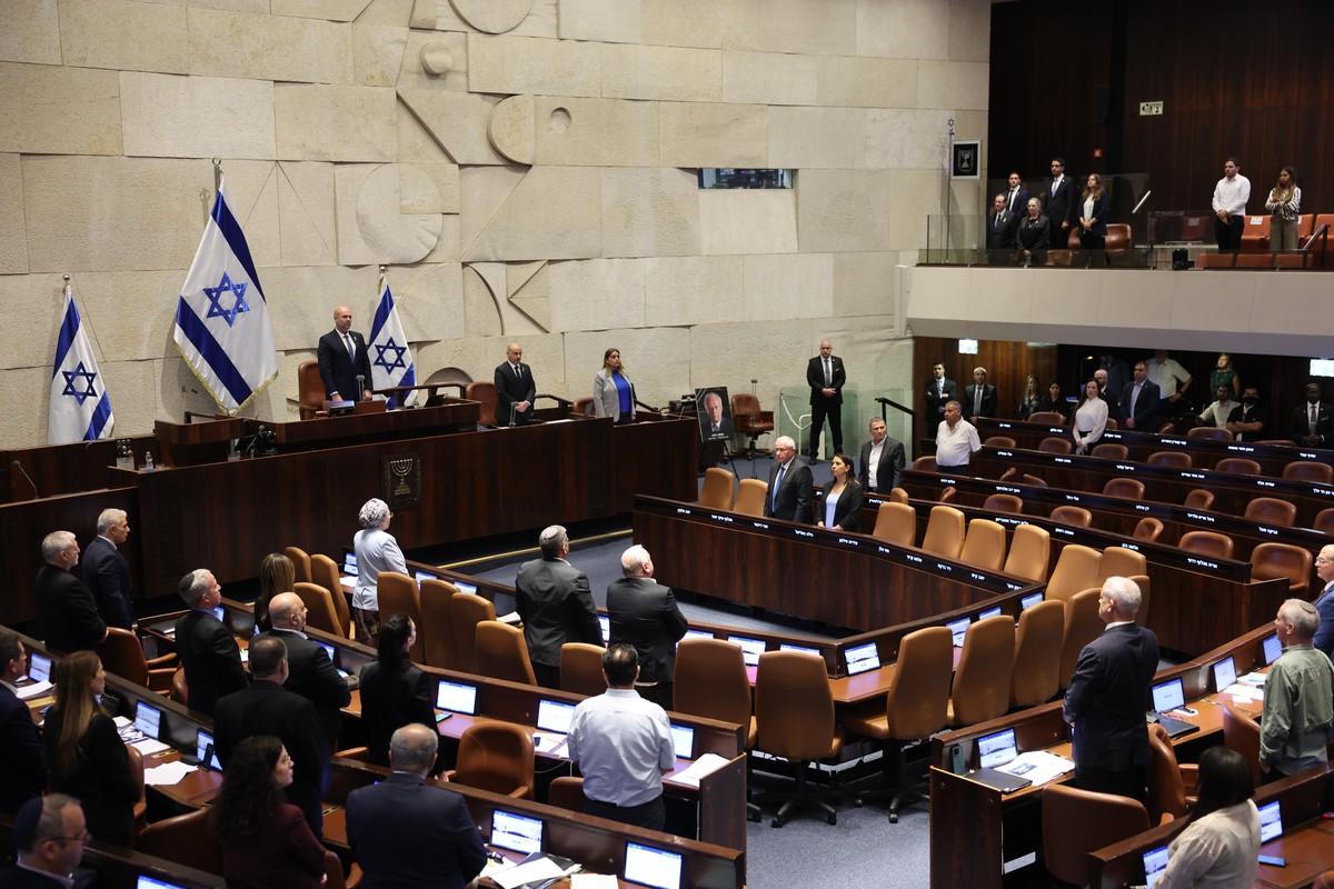 epa12500923 Politicians attend a special plenary session to mark 30th anniversary of Israeli former Prime Minister Yitzhak Rabin assassination in Knesset, the Israeli parliament in Jerusalem, 03 Novem ...