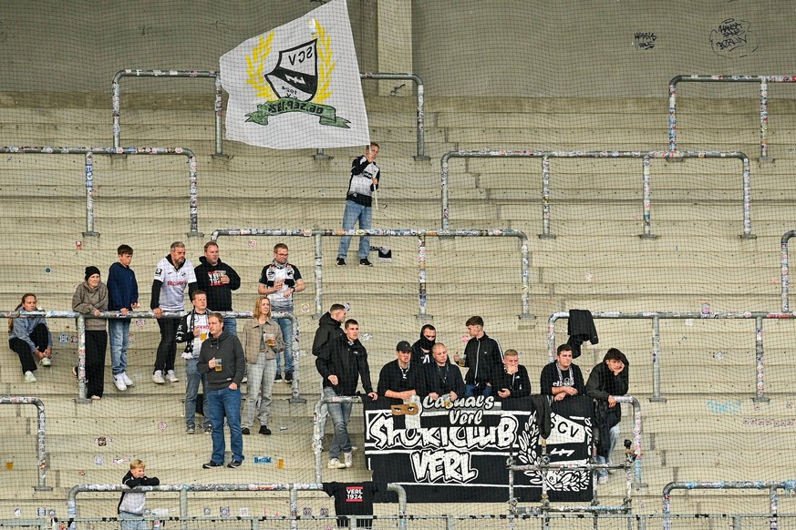 Nur eine Handvoll Fans des SC Verl im Stadion, Fans, Publikum, Zuschauer, Stimmung, Atmosph�re, Stadion, 19.10.2024, Ingolstadt Deutschland, Fussball, 3. Liga, FC Ingolstadt 04 - SC Verl, DFB/DFL REGU ...