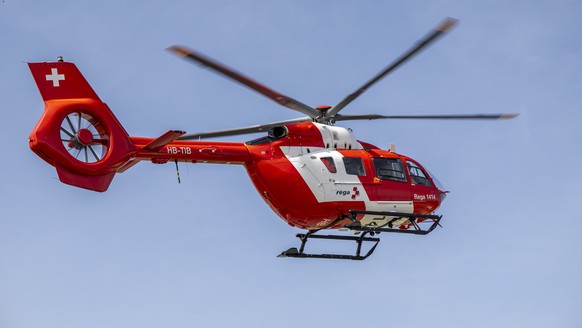 Le nouvel helicoptere appareil de type Airbus H145 D3 de sauvetage de la REGA arrive pour atterrir devant sa base renovee, a l'occasion d'une visite presse afin de presente sa base renovee e ...