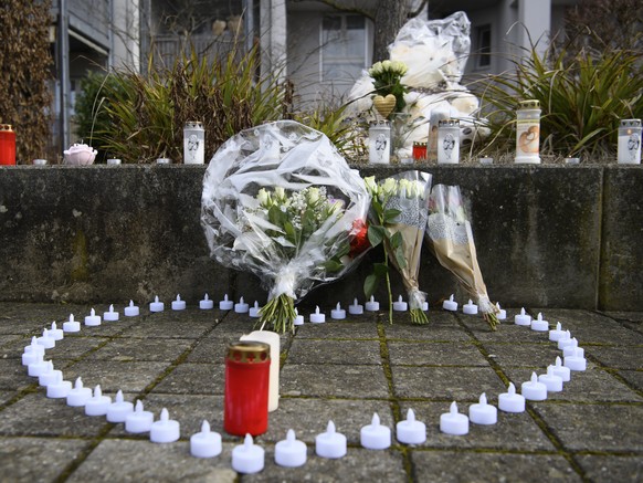 Brennende Kerzen, zwei Plueschtiere und Blumen im Gedenken an ein achtjaehriges Maedchen, aufgenommen am Donnerstag, 3. Februar 2022, in Niederwangen. Am Dienstagabend ist im Koenizbergwald in der Nae ...
