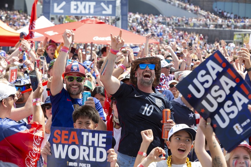 June 19, 2026, Seattle, Washington, USA: Fans cheer as USA scores it��� s first goal against Australia during a watch party along the Seattle Waterfront for the FIFA World Cup, WM, Weltmeisterschaft,  ...