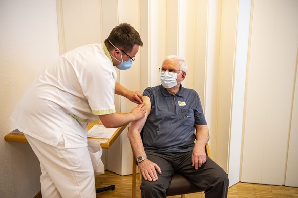 Die letzten Senioren in den Pflegeheimen des Kantons Aargau werden mit dem Impfstoff gegen Corona geimpfen, im Seniorenheim Wasserflue in Kuettigen, Kt. Aargau, am Donnerstag, 18. Maerz 2021. Der Kant ...