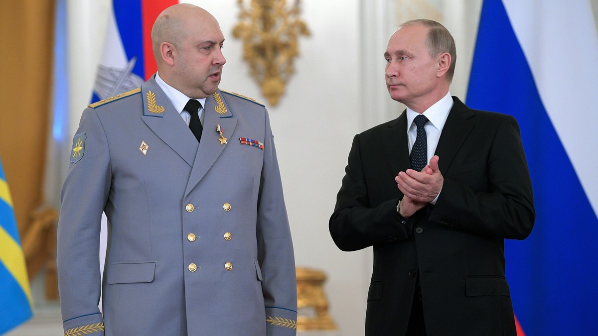 FILE - Russian President Vladimir Putin, right, applauds Col. Gen. Sergei Surovikin during an awards ceremony for troops who fought in Syria, in the Kremlin, in Moscow, Russia, Thursday, Dec. 28, 2017 ...