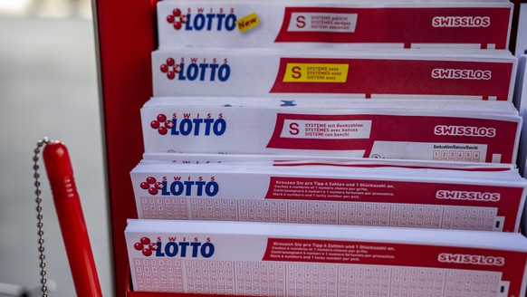 Lottoscheine von Swiss Lotto von Swisslos am Lottostand im Dorfzentrum von Stans am Dienstag, 13. Februar 2024. In der Ausgabe des Swiss Lotto vom Mittwoch, 14. Februar 2024 sind gute 48 Millionen Sch ...