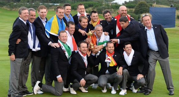 Die Golfer mit ihren jeweiligen Nationalflaggen und dem kleinen Pokal.