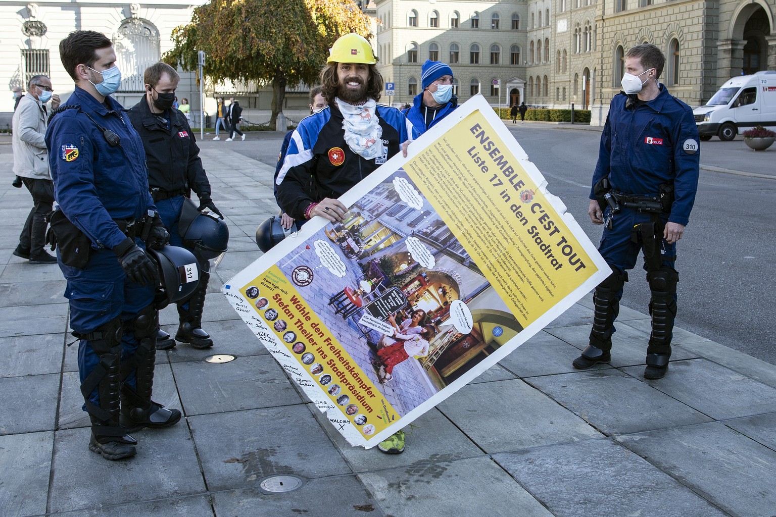 Stefan Theiler, Berner Gemeinderatskandidat und Corona-Skeptiker wird von der Polizei abgefuehrt, am Samstag, 31. Oktober 2020, in Bern. (KEYSTONE/Peter Schneider)