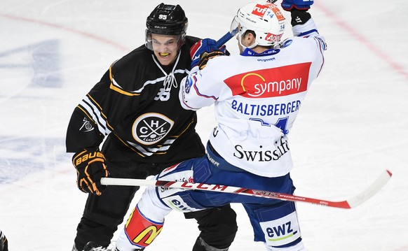 Luganos Colin Fontana, links, im Duell mit dem Zuercher Chris Baltisberger, rechts, beim Eishockey Meisterschaftsspiel der National League A zwischen dem HC Lugano und den ZSC Lions, am Sonntag, 7. Fe ...