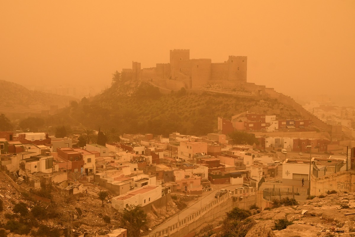epa09826993 A general view of the Almeria fortress covered in orange as result of the airbone dust from Sahara desert in Almeria, southeastern Spain, 15 March 2022. A wave of airborne dust from the Sa ...