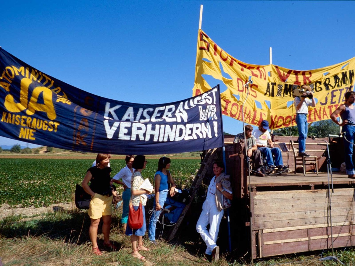 Banderoles contre la construction de la centrale nucléaire de Kaiseraugst, septembre 1984.
https://sammlung.nationalmuseum.ch/de/list/collection?detailID=101325202