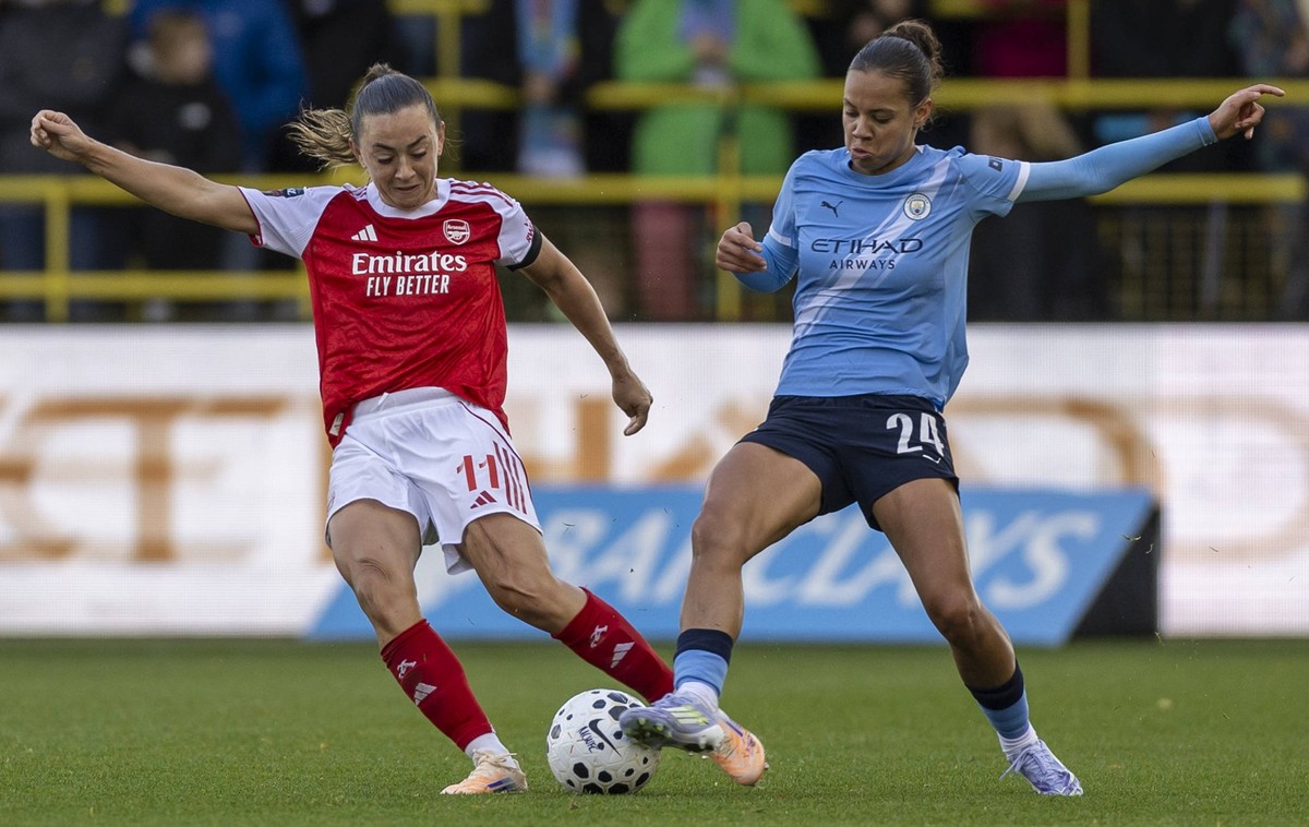 4th October 2025 Joie Stadium, Manchester, England Womens Super League Football, Manchester City versus Arsenal Katie McCabe of Arsenal Women is tackled by Iman Beney of Manchester City Women PUBLICAT ...