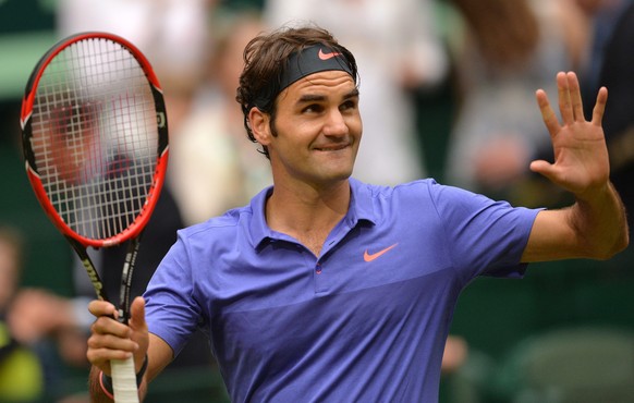 epa04812517 Swiss tennis player Roger Federer celebrates winning against Andreas Seppi from Italy during their final match at the ATP tournament in Halle, Germany 21 June 2015. EPA/MAJAÂ HITIJ