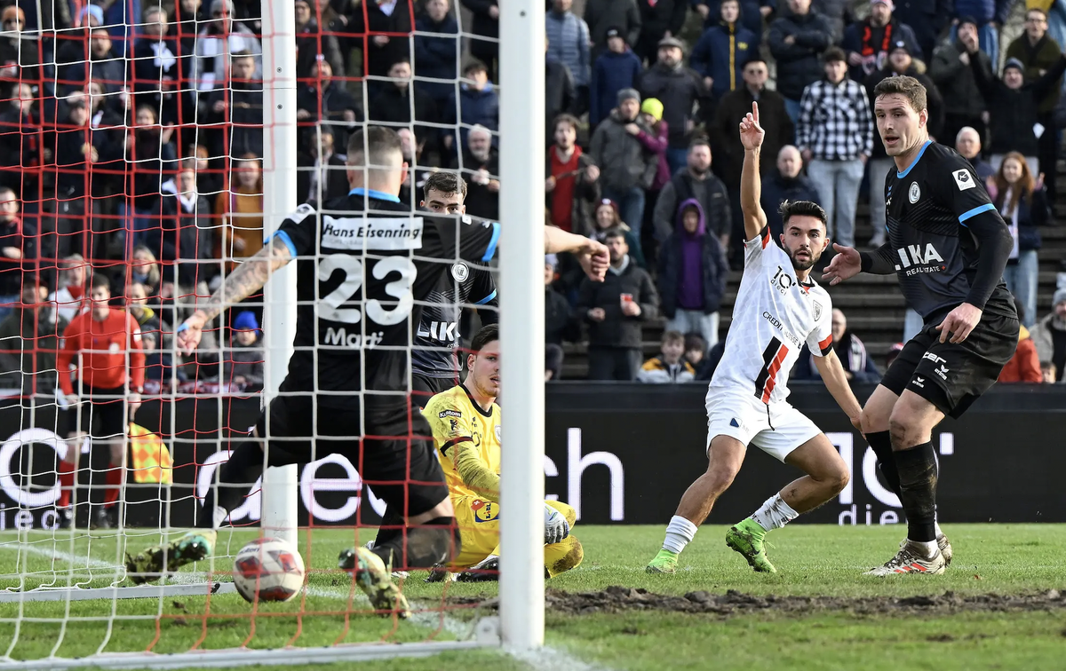 Le ballon était clairement entré dans le but. Au second plan, Gjorgjev avait d'ailleurs aussitôt fêté sa réussite.
