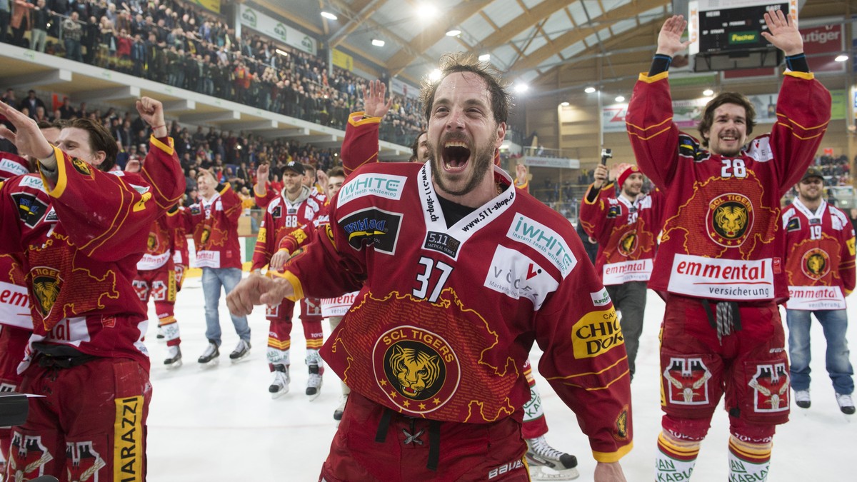 Langnaus Sandro Moggi, vorne, und seine Teamkollegen jubeln ueber den Aufstieg in die NLA nach dem vierten Auf-/Abstiegsplayoff Eishockey Ligaqualifikationsspiel der NLA/NLB zwischen den SCL Tigers un ...