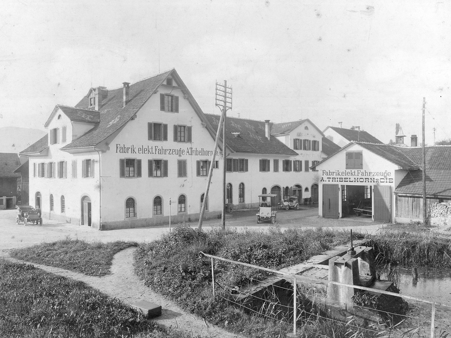 Gebäude der «Fabrik elektrischer Fahrzeuge A. Tribelhorn» in Feldbach ZH, um 1910.